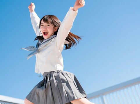 青空が広がるテラスでセーラー服を着て両手を挙げ大喜びする女子学生