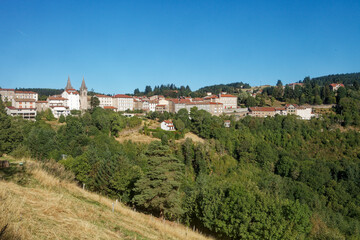 Le village perché de Lalouvesc en Ardèche verte © Hervé Rouveure
