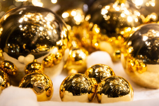 Boules de No&euml;l dor&eacute;es scintillantes sur fond blanc avec bokeh lumineux