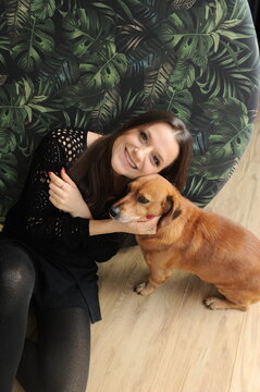 mulher feliz com cachorro caramelo 