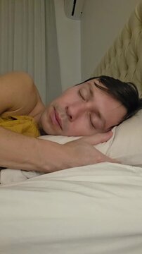 homem relaxando dormindo na cama 
