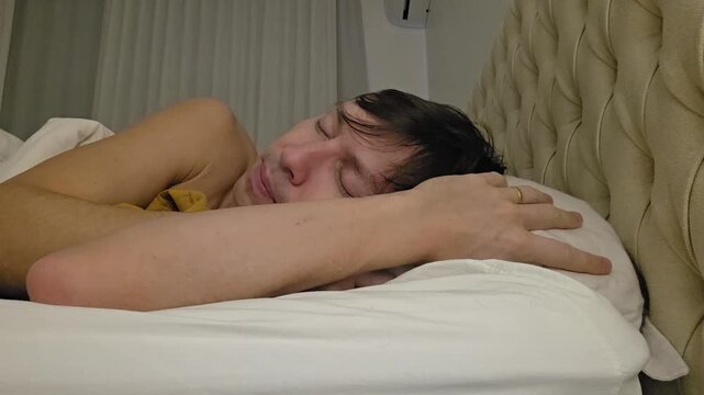 homem relaxando dormindo na cama 