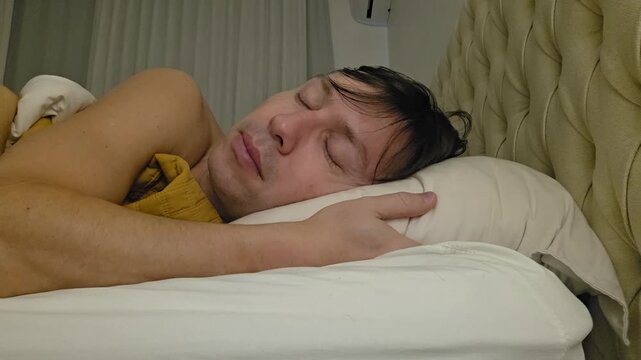 homem relaxando dormindo na cama 