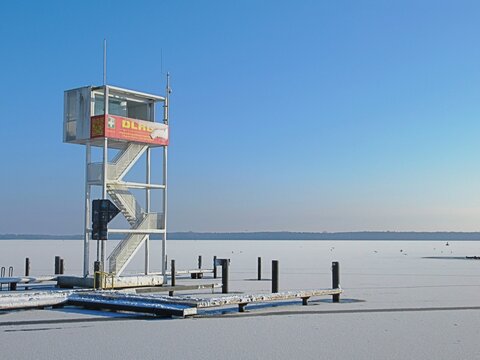 berlin, deutschland - 07.01.2026 - wasserrettungsstation auf dem m&uuml;ggelsee 
