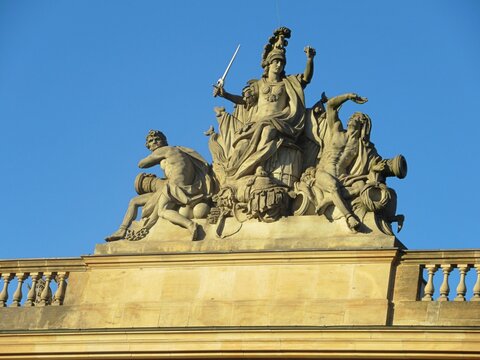 berlin, deutschland - skulpturengruppe am zeughaus unter den linden
