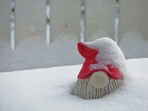 weihnachtsmann im schnee auf einem balkon