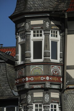 Bovindo Storico in Legno Intagliato con Colonne Scanalate e Mosaici a Goslar