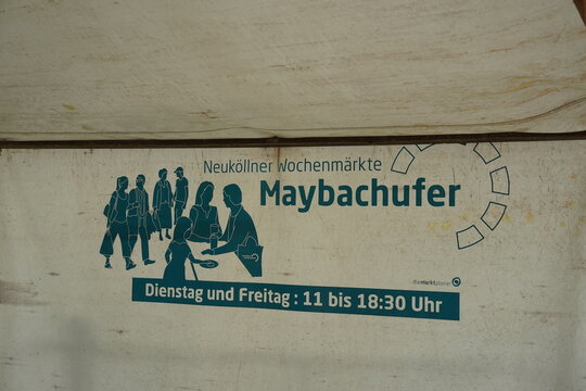 Zeichen der Neuk&ouml;llner Wochenm&auml;rkte Maybachufer von diemarktplaner an einem Verkaufsstand, Neuk&ouml;lln, Berlin, 04.09.2026
