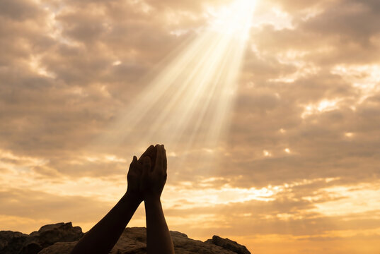 노을 하늘 향한 기도하는 손 &middot; Praying Hands toward a Sunset Sky