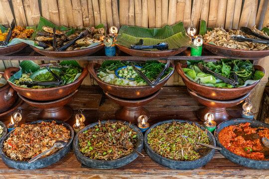 A classic traditional food that remains popular among the Javanese people but is difficult to find.