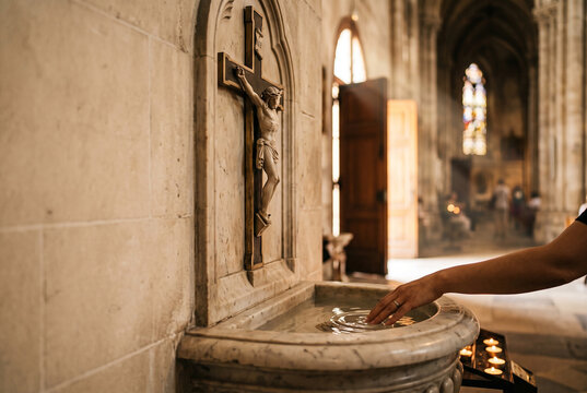 성수반 앞 십자가 &middot; Crucifix by a Holy Water Font