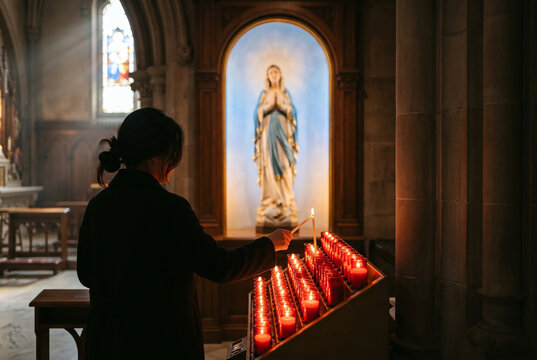성모상 앞에서 기도하는 여성 &middot; Woman Praying before a Statue of Mary