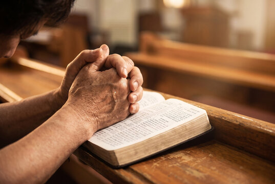 성경 위에서 기도하는 남성의 손 &middot; Man's Hands Praying over a Bible