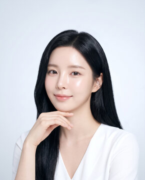 흰옷 여성 양손 얼굴 &middot; Woman in White, Both Hands on Face