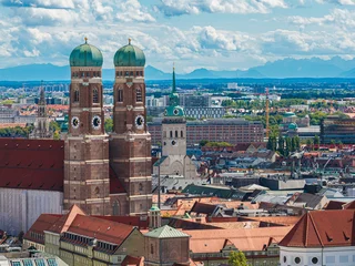 Skyline with Munichs Frauenkirche and the alps in the background © Reelistic