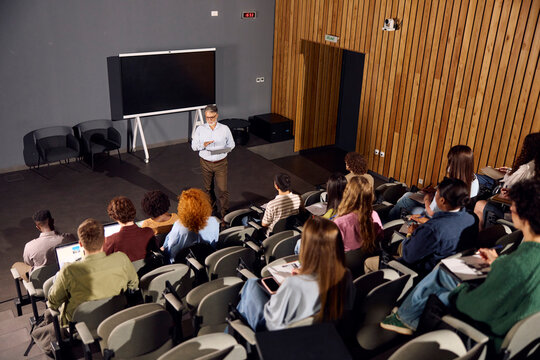 Ongoiong lecture in an auditorium