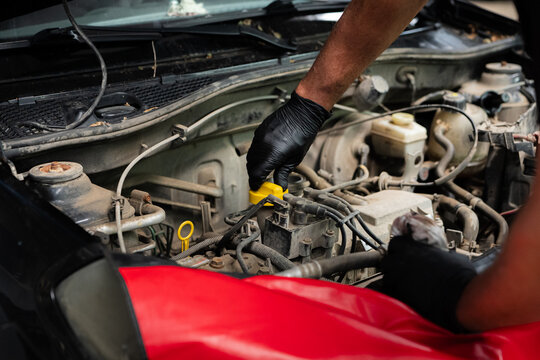 Mechanic Tightening Oil Filler Cap