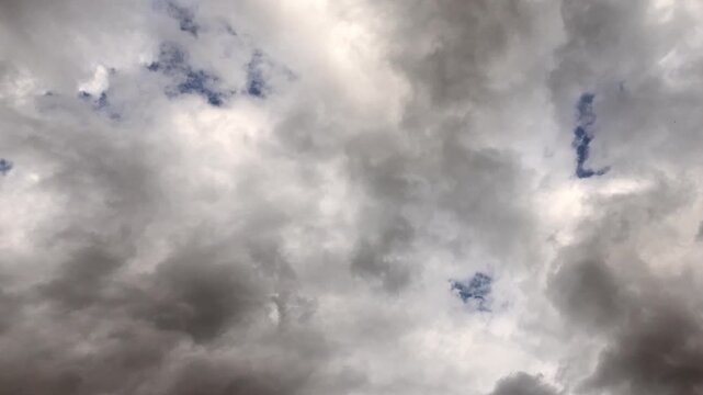 Wolkengebilde verdichten sich zu grauen Schlechtwetterwolken, Zeitraffer, Regenwolken, Meteorologie, Klima, 