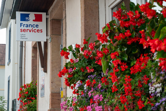 Agence France Services, organisme d'&eacute;tat qui regroupe en un m&ecirc;me lieu, plusieurs services publics pour effectuer des d&eacute;marches administratives. Jardini&egrave;res de g&eacute;raniums