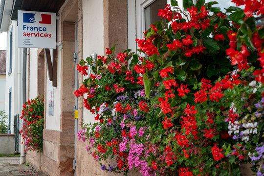 Agence France Services, organisme d'&eacute;tat qui regroupe en un m&ecirc;me lieu, plusieurs services publics pour effectuer des d&eacute;marches administratives. Jardini&egrave;res de g&eacute;raniums