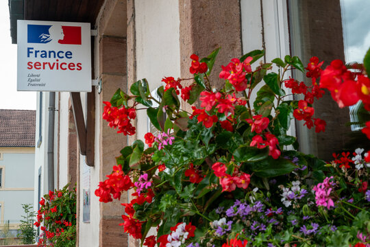 Agence France Services, organisme d'&eacute;tat qui regroupe en un m&ecirc;me lieu, plusieurs services publics pour effectuer des d&eacute;marches administratives. Jardini&egrave;res de g&eacute;raniums