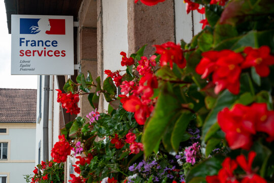 Agence France Services, organisme d'&eacute;tat qui regroupe en un m&ecirc;me lieu, plusieurs services publics pour effectuer des d&eacute;marches administratives. Jardini&egrave;res de g&eacute;raniums