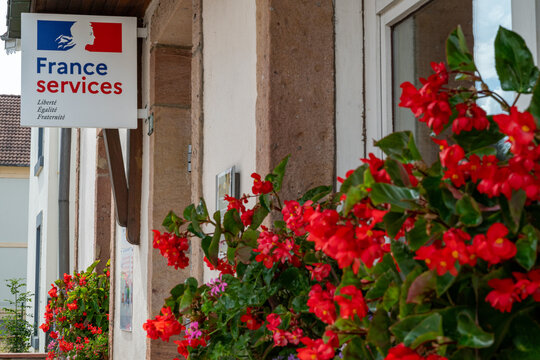 Agence France Services, organisme d'&eacute;tat qui regroupe en un m&ecirc;me lieu, plusieurs services publics pour effectuer des d&eacute;marches administratives. Jardini&egrave;res de g&eacute;raniums