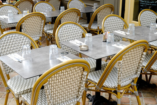 Bistro tables and woven chairs at an outdoor market caf&eacute;