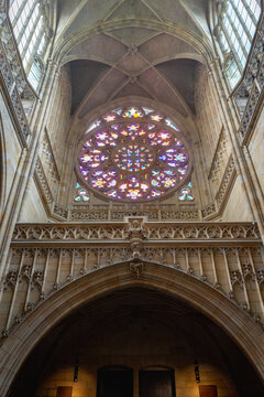 Gotische Fensterrose im Inneren einer Kathedrale in Prag