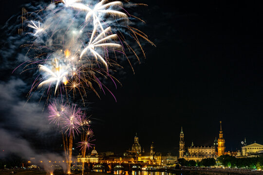 Silbernes Feuerwerk erhellt die Dresdner Altstadt an der Elbe