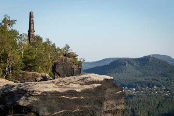 Obelisk und Sandsteinfelsen auf dem Lilienstein © Christoph