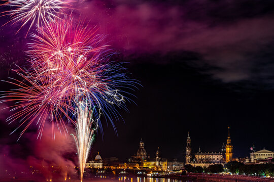 Farbenpr&auml;chtiges Feuerwerk &uuml;ber der Dresdner Altstadt bei Nacht