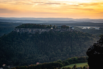 Blick vom Lilienstein zur Festung Königstein bei Sonnenuntergang © Christoph