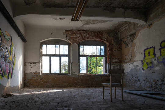 Leerer Raum mit Graffiti in einer verlassenen Lederfabrik