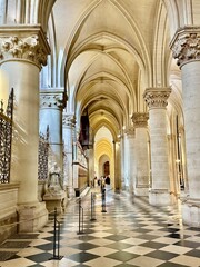 Säulengang im Seitenschiff der Kathedrale Notre-Dame de Paris mit gotischem Gewölbe und...
