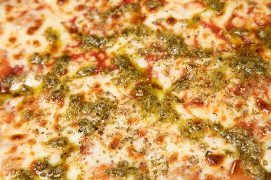 Une pizza chaude avec sauce et fromage dans un plat