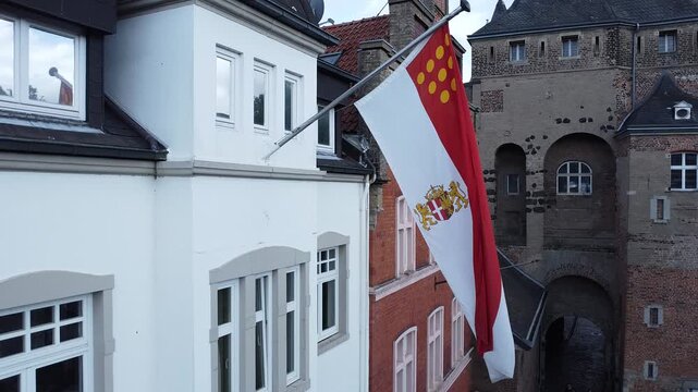 Obertor aus dem 13. Jahrhundert , daneben das ehemalige Obertorkloster, Kloster der Schmerzhaften Mutter,  Neusser Flagge, Neuss, Nordrhein-Westfalen, Deutschland