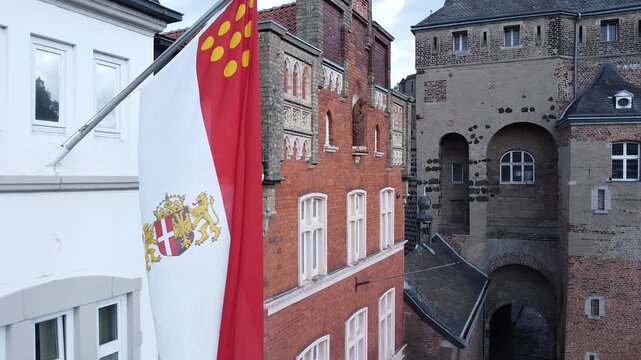 Obertor aus dem 13. Jahrhundert , daneben das ehemalige Obertorkloster, Kloster der Schmerzhaften Mutter,  Neusser Flagge, Neuss, Nordrhein-Westfalen, Deutschland
