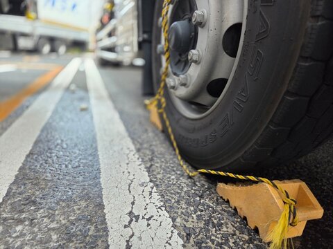 大型トラックの輪止め