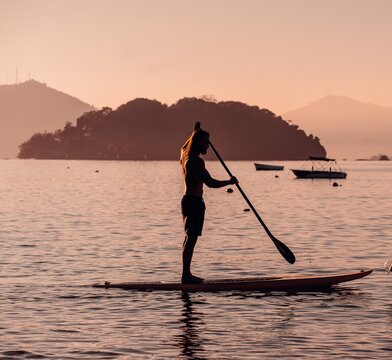 Homem em uma prancha de stand-up paddle