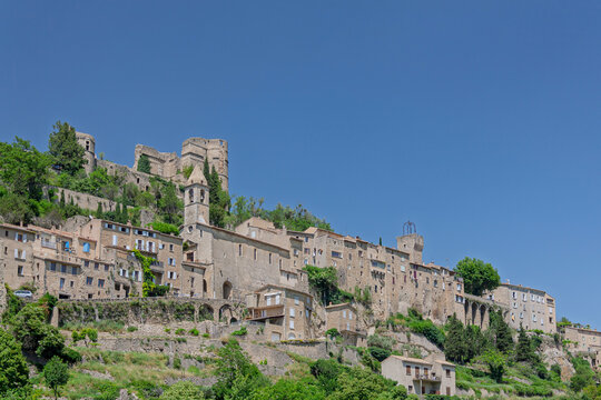 Blick auf das Bergdorf Montbrun-les-Bains, Frankreich