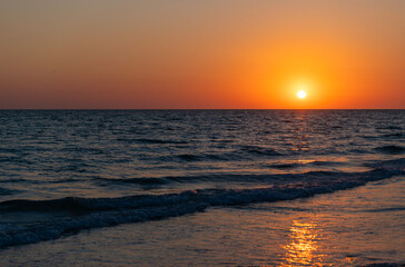 Obraz premium Sea sunset horizon. Sunset cloudy sky. Seascape at summer vacation. Caribbean sea. Skyscape with sea horizon. Horizon sunrise sea with waves. Sunrise seascape. Romantic summer vacation seascape