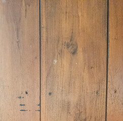 Fototapeta premium Close-up permukaan panel kayu cokelat dengan serat vertikal, sambungan gelap, sekrup, noda, dan bekas pemakaian yang memberi karakter rustic.