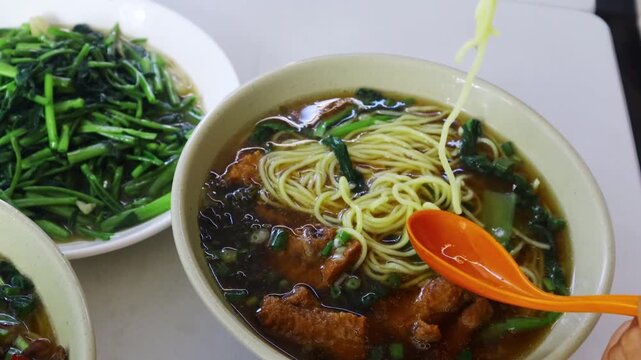 It is a Chinese-style noodle dish with meat.고기가 들어간 중국스타일의 국수요리입니다.