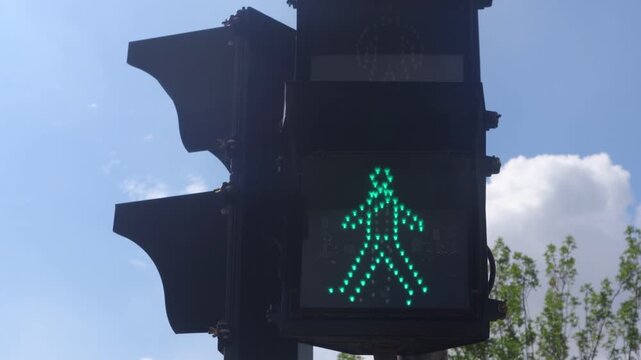 The green light has turned on, allowing you to cross the crosswalk.횡단보도를 건널수 있게 초록불이 켜졌습니다.