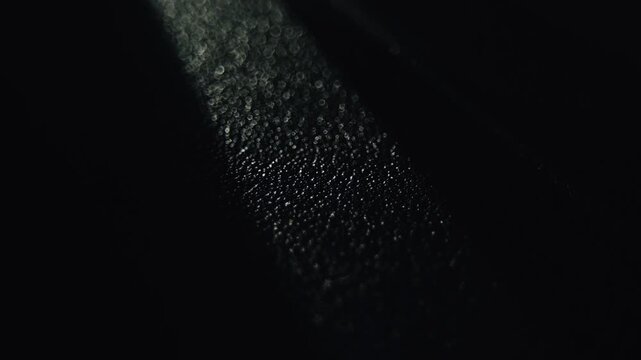 暗い背景に差し込むシャープな光の筋と影、モダンでミニマルなグラフィック素材