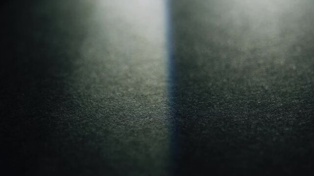 暗い背景に差し込むシャープな光の筋と影、モダンでミニマルなグラフィック素材
