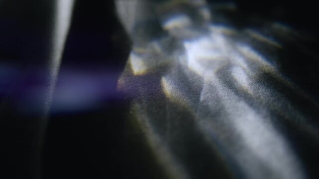 プリズムの虹色とクリスタルの光の反射が織りなす幻想的なグラフィック映像