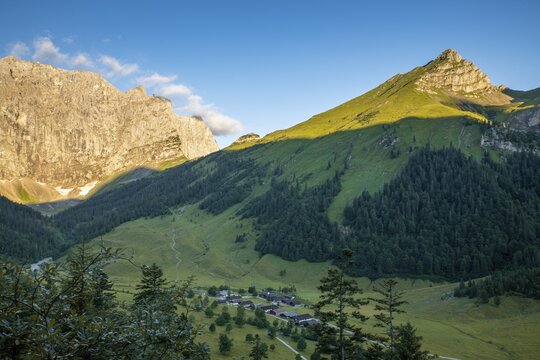 The Eng-Alm seen from the path to the Bins-Alm, Eng-Alm, Karwendel Mountains, Tyrol, Austria