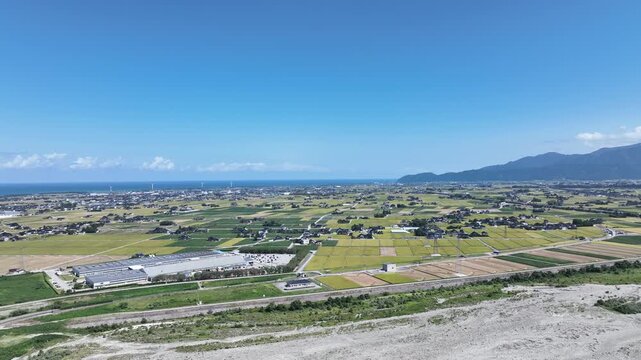稲刈りの時期を迎えた日本の富山県にある黒部川扇状地の風景